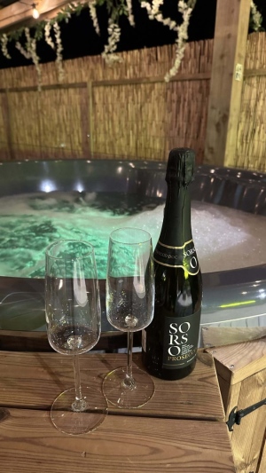 Hot-Tub-and-Prosecco-Clyde-Croft