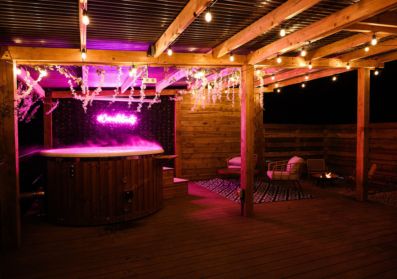 The outdoor area and hot tub at Hillside Haven glamping dome at Coorie Retreats